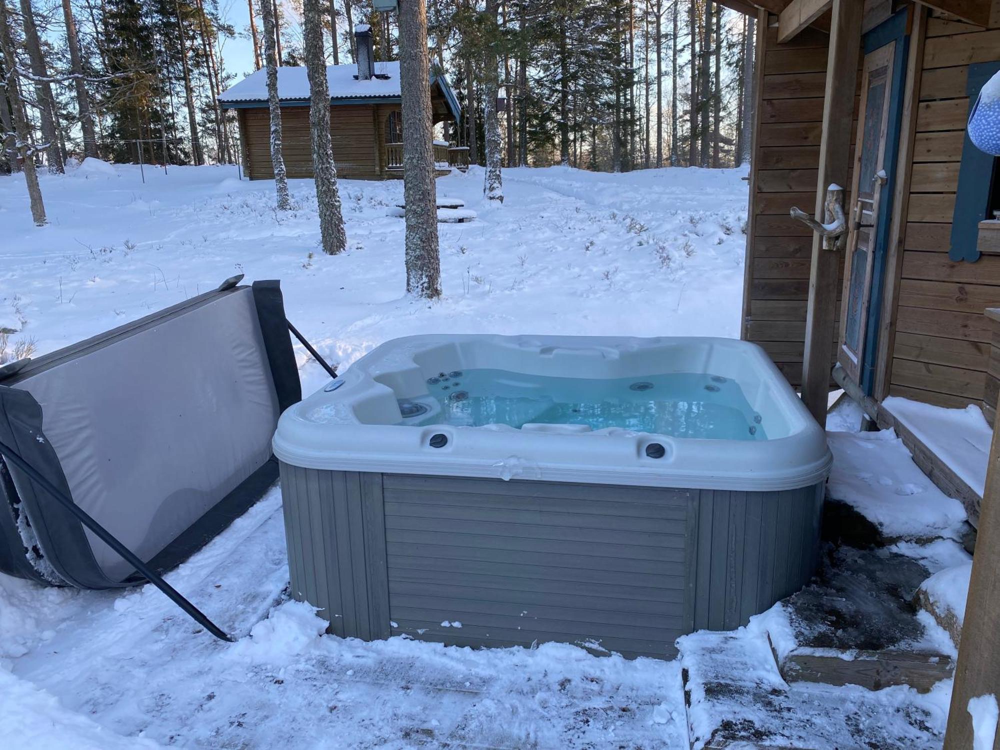 Timrad Stuga I Kanten Av Skogen Med Spa Moejlighet Mullsjo Exterior photo